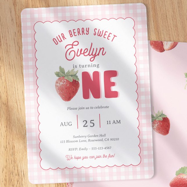Invitation Fraise à carreaux roses Berry First sur le thème d (Berry First-Strawberry with pink gingham background. Spring Girl 1st Birthday Invitatio)