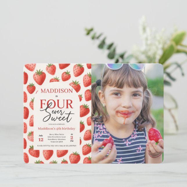 Invitation Fraise Four Ever Sweet 4th Birthday Photo (Debout devant)