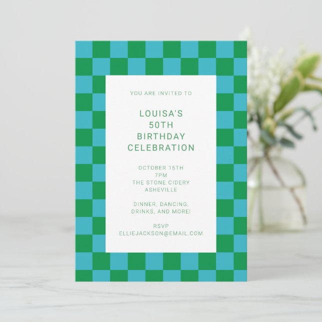 Invitation Fun Checkerboard bleu vert géométrique Anniversair (Debout devant)