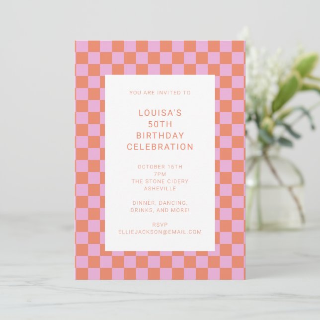 Invitation Fun Checkerboard rose Orange Géométrique Anniversa (Debout devant)