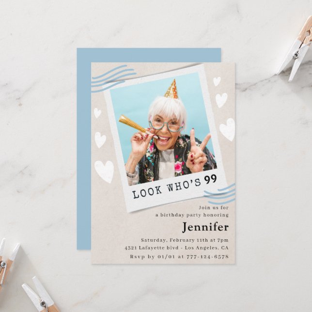 Invitation Funny Blue Look qui est 99 Photo 99e anniversaire (Devant/Arrière en situation)