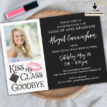 Invitation Funny Graduate KISS MA CLASSE GOODBYE Photo<br><div class="desc">Invitation amusante de remise de diplômes dans votre choix de couleurs mettant en vedette le dicton KISS MY CLASS GOODBYE dans la typographie moderne et la photo de votre diplômé. La couleur noire de l'arrière - plan peut être changée en couleurs scolaires ou en couleur personnalisée. ASSISTANCE : Pour obtenir...</div>