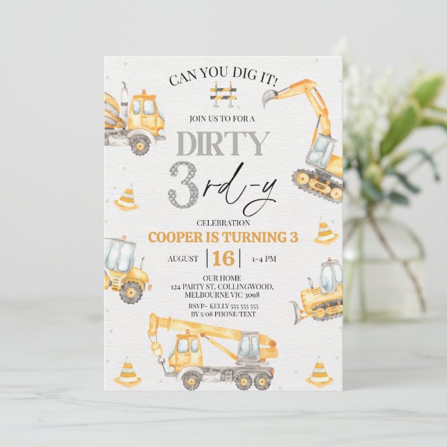 Invitation Garçon Jaune Gris Construction Sale 3e Anniversair (Debout devant)