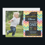 Invitation Garçon pour son 1er anniversaire Tableau noir arc-<br><div class="desc">Invitation pour le 1er anniversaire d'un garçon avec tableau noir arc-en-ciel et photo personnalisée. Invitation pour la fête du premier anniversaire d'un garçon. Texte en rouge orange jaune vert bleu violet rose. Fond Chevron arc-en-ciel coloré. Pour une personnalisation plus poussée, veuillez cliquer sur le bouton "Personnaliser" et utiliser notre outil...</div>