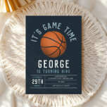 Invitation Garçons Basketball Enfants Sports Anniversaire<br><div class="desc">Score grand avec cette invitation d'anniversaire au basketball moderne ! Doté d’un design audacieux et d’un basketball orange classique sur un arrière - plan propre de style cour, cet invitation est parfait pour une fête de 9e anniversaire, que ce soit sur le terrain, à la maison ou dans le parc....</div>