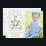 Invitation Garçons Un Petit Lapin Photo Première Fête d'Anniv<br><div class="desc">Cette douce invitation à la fête d'anniversaire de photo comprend un joli lapin illustré entouré de fleurs vertes et bleues et de lettres typographiques amusantes. Personnalisez avec une photo du garçon ou de la fille d'anniversaire. Le fond de l'invitation est agrémenté d'un joli motif floral.</div>