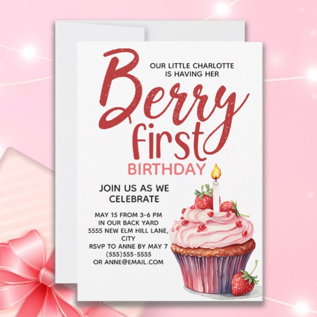 Invitation Gâteau Cupcake à la Fraise Berry First pour un 1er (Cupcake and candle little girl's "Berry first birthday" party invitation)