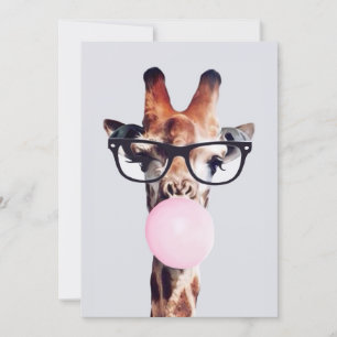 INVITATION GIRAFFE PORTANT DES VERRES SOUFFRANT UN BUBBLEGUM 