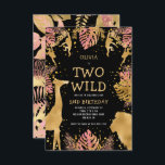 Invitation Girls Two Wild 2e Anniversaire Pink Black Safari<br><div class="desc">Cette invitation à la fête du deuxième anniversaire de cette "deux sauvages" jungle safari a pour thème les animaux faux en or (girafe, lion et singes), le feuillage de la jungle dorée et rose, et un arrosage de confettis d'or sur un arrière - plan noir. Ajoutez le nom de la...</div>