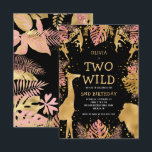 Invitation Girls Two Wild 2e Anniversaire Pink Black Safari<br><div class="desc">Cette invitation à la fête du deuxième anniversaire de cette "deux sauvages" jungle safari a pour thème les animaux faux en or (girafe, lion et singes), le feuillage de la jungle dorée et rose, et un arrosage de confettis d'or sur un arrière - plan noir. Ajoutez le nom de la...</div>