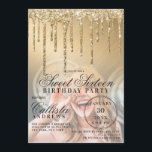 Invitation Glam Gold Parties scintillant métallique Drips Pho<br><div class="desc">Cette invitation à la fête d'anniversaire de sweet sixteen photo girly et glamour est parfaite pour une fille élégante et branchée. Il présente des gouttes de parties scintillant en or brillant imitation imprimée sur le dessus d'un dégradé métallique à l'ombre doré brossé sur le dessus d'une photo de long-métrage de...</div>