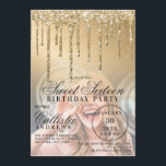 Invitation Glam Gold Parties scintillant métallique Drips Pho<br><div class="desc">Cette invitation à la fête d'anniversaire de sweet sixteen photo girly et glamour est parfaite pour une fille élégante et branchée. Il présente des gouttes de parties scintillant en or brillant imitation imprimée sur le dessus d'un dégradé métallique à l'ombre doré brossé sur le dessus d'une photo de long-métrage de...</div>