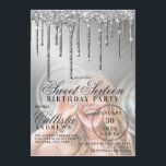 Invitation Glam Silver Parties scintillant métallique Drips P<br><div class="desc">Cette invitation à la fête d'anniversaire de sweet sixteen photo girly et glamour est parfaite pour une fille élégante et branchée. Il présente des gouttes de parties scintillant argent scintillant sur un dégradé métallique argenté brossé au-dessus d'une photo de fond de l'invité d'honneur. La typographie est un élégant script cursif...</div>