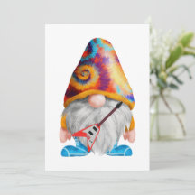 Gnome avec guitare et casquette coloré sur un