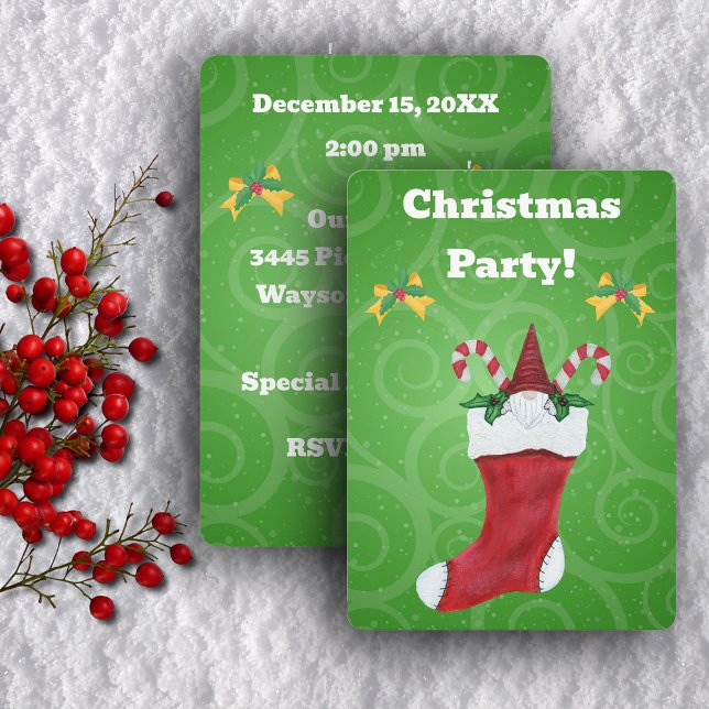 Invitation Gnome Stocking Holly Feuille Sucres de canne Noël (Gnome in stocking candy canes holly on bows on green swirled Christmas party invitations.)