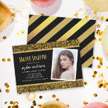 Invitation Gold Parties scintillant Sweet 16 Photo Anniversai<br><div class="desc">Parties scintillant d'or Photo Anniversaire Invitation de fête comprend les mots "Sweet sixteen" dans une police sans serif amusante en faux feuille d'or avec une parties scintillant d'or haut et bas et un arrière - plan centre noir sur le devant. Invitation a une couleur dorée, noir et fausse feuille d'or...</div>