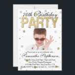 Invitation Gold Sparkle Confetti Photo 70th Birthday Party<br><div class="desc">Posh et parfait Gold parties scintillant confetti,  élégante et féminine invitation à la fête sur son fabuleux 70e anniversaire. Glitterie brillant blanc et or motif imprimer pois toile de fond. Elégant et classe pour une soirée formelle soignée ou un rassemblement informel.</div>