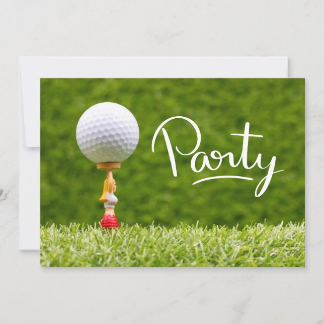 Invitation Golf ball est sur le tee sur l'herbe verte arrière (Devant)