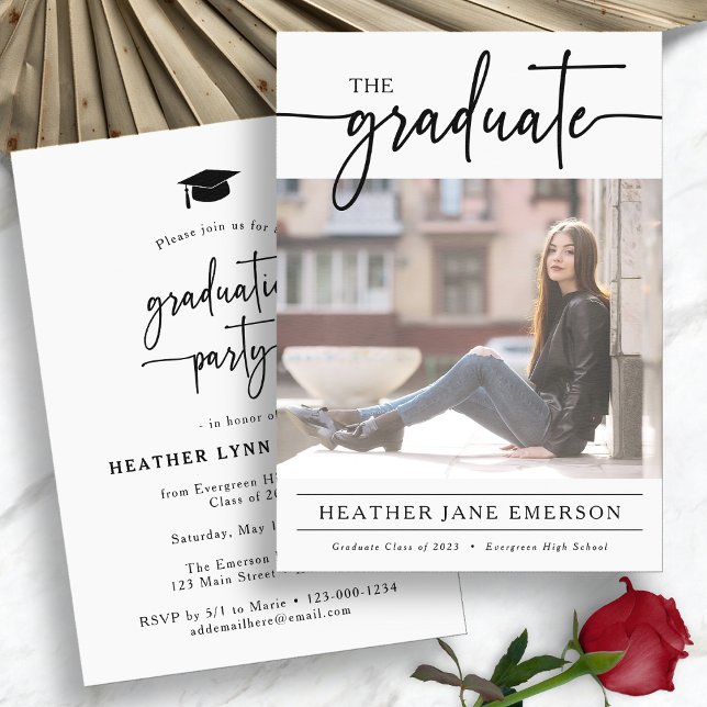 Invitation Graduation de script moderne simple (Simple Modern Script Photo Graduation Party Invitation Card by Painted Paperie
)