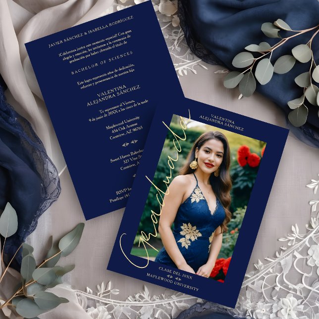 Invitation Graduation de typographie de script de photo tenda (Spanish Navy Blue and White Trendy Photo Whimsical Script Typography Graduation Invitation Card. )