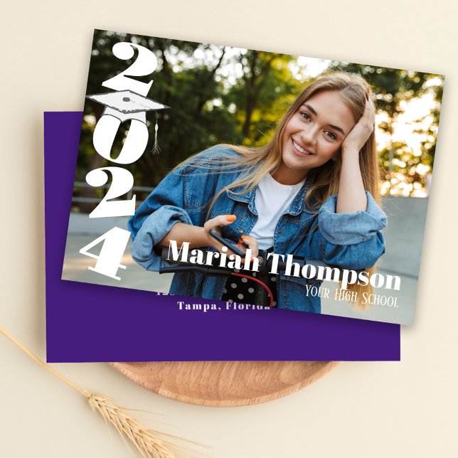 Invitation Graduation Purple Typographie Classe Photo De 2023 (Graduation "2024" typography script with a mortarboard and bold and bright style. )