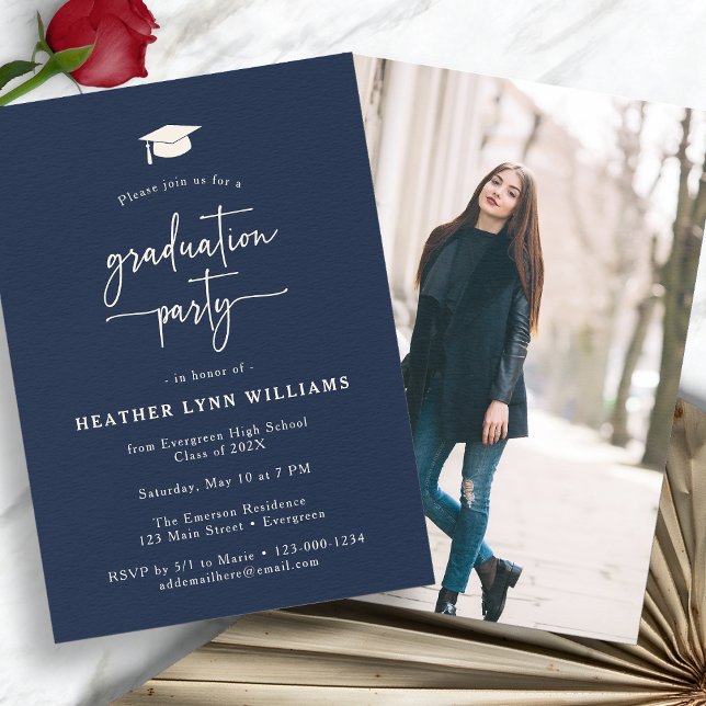 Invitation Graduation simple de la marine (Navy Blue Simple Photo Graduation Party Invitation by Painted Paperie
)