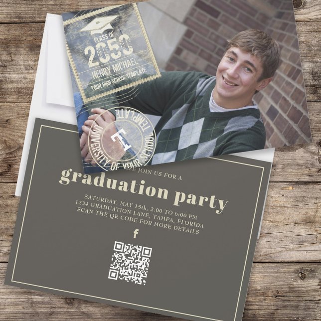 Invitation Gradué Photo Moderne Cool d'or Grad Timbre QR Code (Créateur téléchargé)