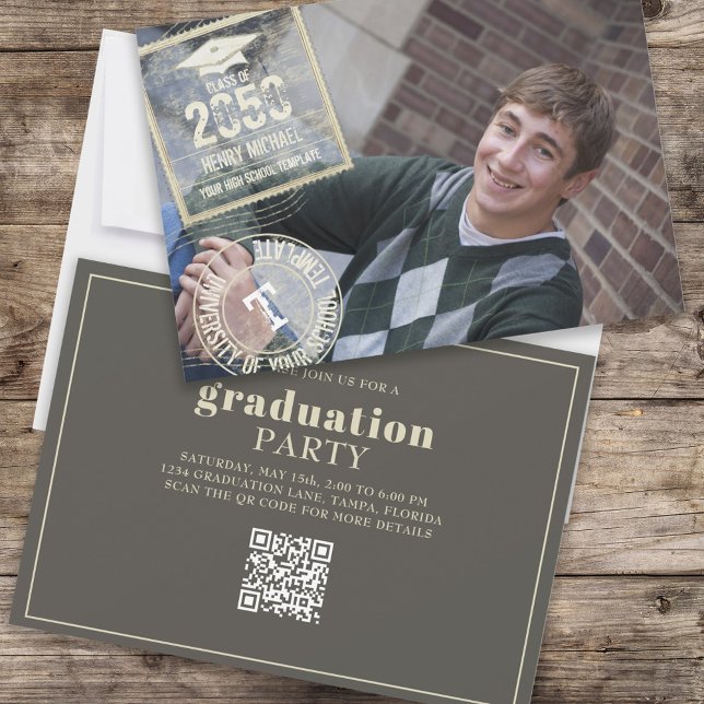 Invitation Gradué Photo Moderne Cool d'or Grad Timbre QR Code (Créateur téléchargé)