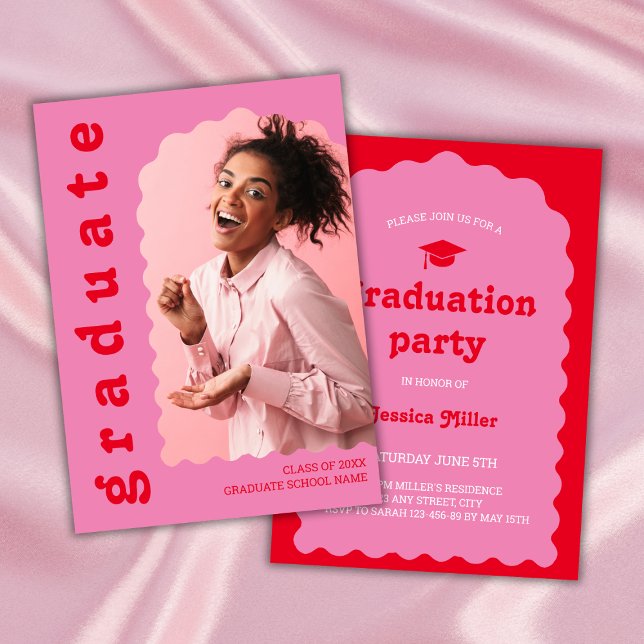 Invitation Gras rose et rouge Retro Police Wavy Photo Graduat (graduation party invitation retro font class of 2024 bold pink and red wavy arch photo)