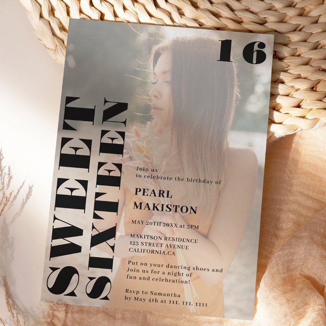 Invitation Gras simple noir photo douce 16 anniversaire (Bold simple black photo sweet 16 birthday invitation)