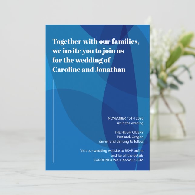 Invitation Gras Vibrant Artsy Bleu Abstrait Mariage moderne (Debout devant)