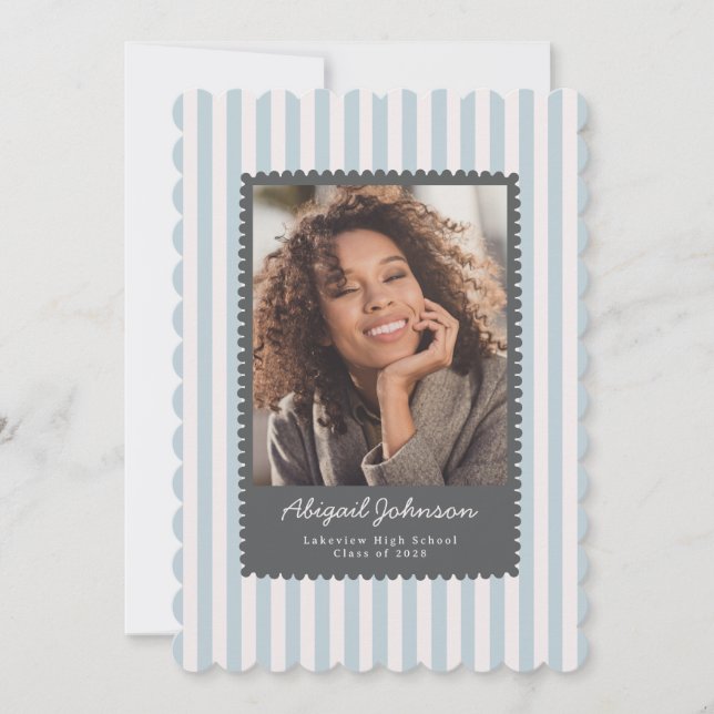 Invitation Gray Scalloped Graduation Photo Announcement (Devant)