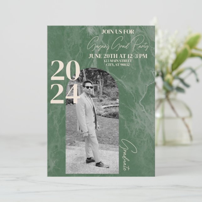 Invitation Green and Modern Graduate Party (Debout devant)