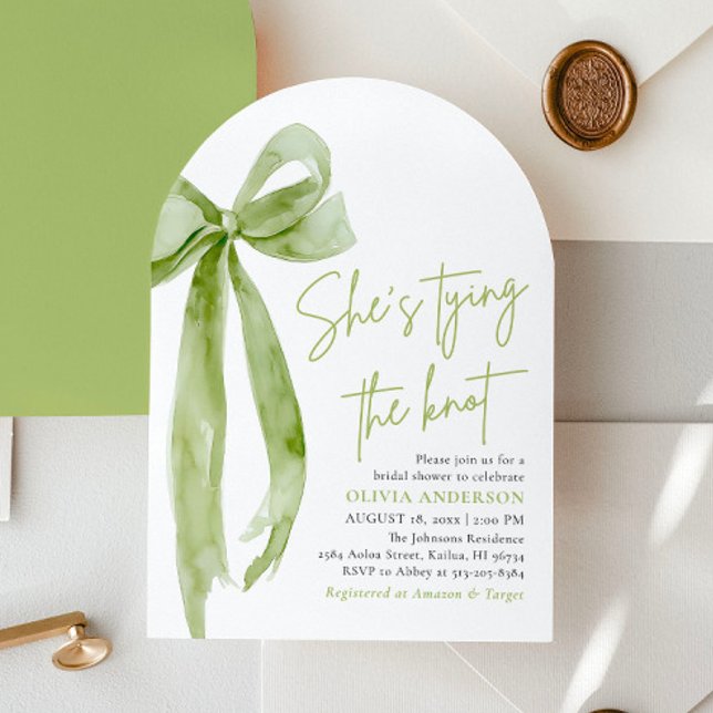 Invitation Green Bow She's Tying the Knot Arch Fête des marié (Modern Elegant Green Bow Ribbon Coquette She's Tying the Knot Bridal Shower Invitation)