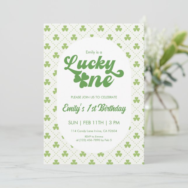 Invitation Green Clover Lucky One First Birthday (Debout devant)