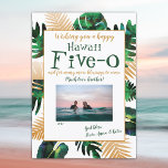 Invitation Green Tropical Feuilles Hawaii Cinq-0 50e annivers<br><div class="desc">Célébrez leur 50ème anniversaire avec des feuilles d'île vert et or audacieux. N'oubliez pas de faire correspondre les cadeaux en feuilles de palme. Cette carte d'anniversaire en or et vert tropical avec les mots "Happii Five-0" est facilement personnalisée pour n'importe quel parent, ami, ou frère ayant 50 ans. Un atout...</div>