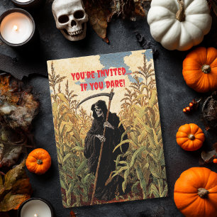 Invitation Grim Reaper marche dans le champ de maïs Halloween