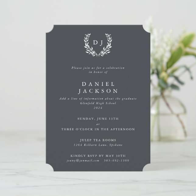 Invitation Gris + Blanc Monogramme Laurel Wreath Graduation (Debout devant)