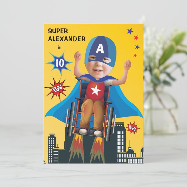 Invitation Handicap Superhero Flying Fun Fun Birthday (Debout devant)