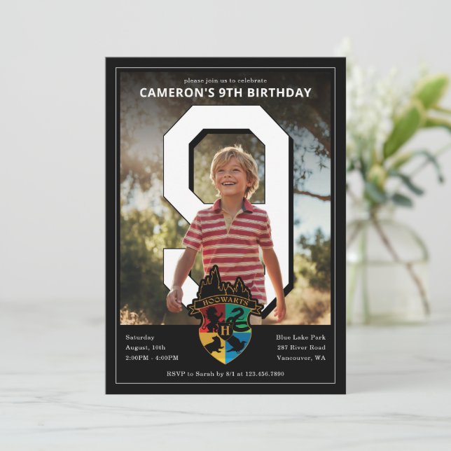 Invitation Harry Potter | Hogwarts Crest PhotoPop Birthday (Debout devant)