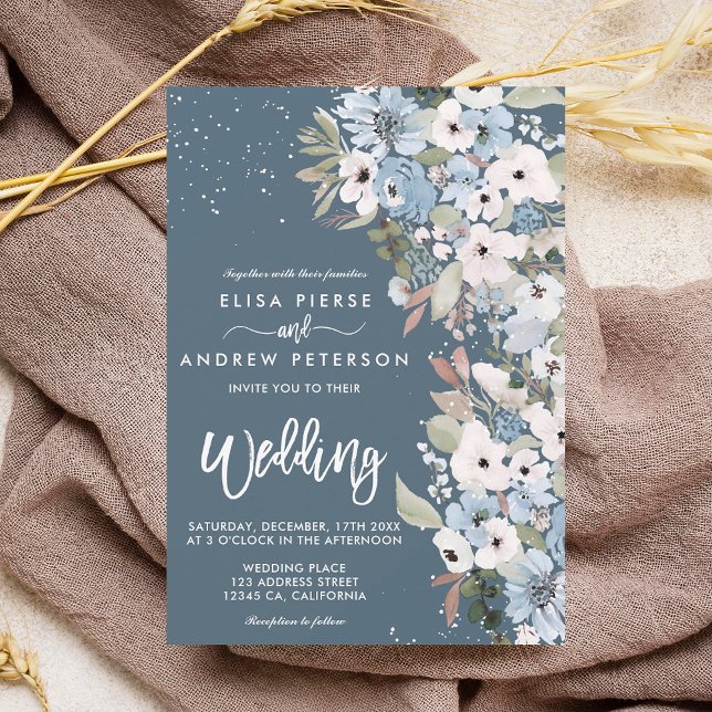 Invitation Hiver bleu poussiéreux mariage de neige florale (Winter dusty blue floral snow wedding invitation on dusty bue)