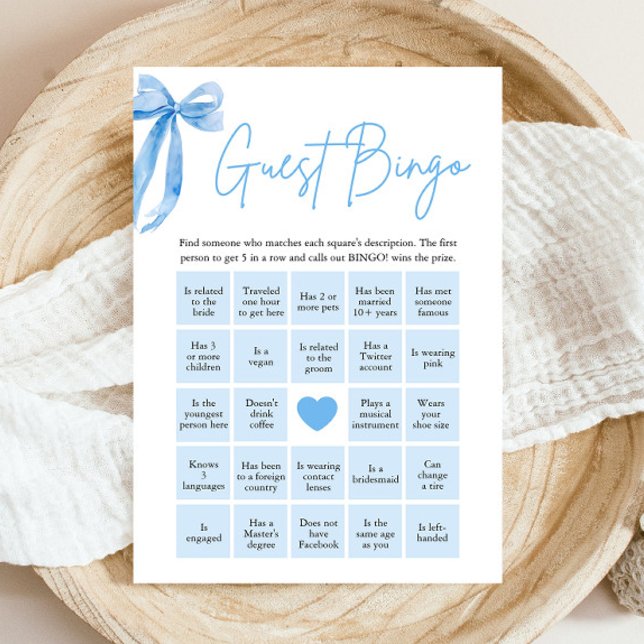 Invitation Jeu de Bingo de Fête de Fiançailles Blue Bow Trouv (Modern Watercolor Dusty Blue Bow Find the Guest Bingo Bridal Shower Game)
