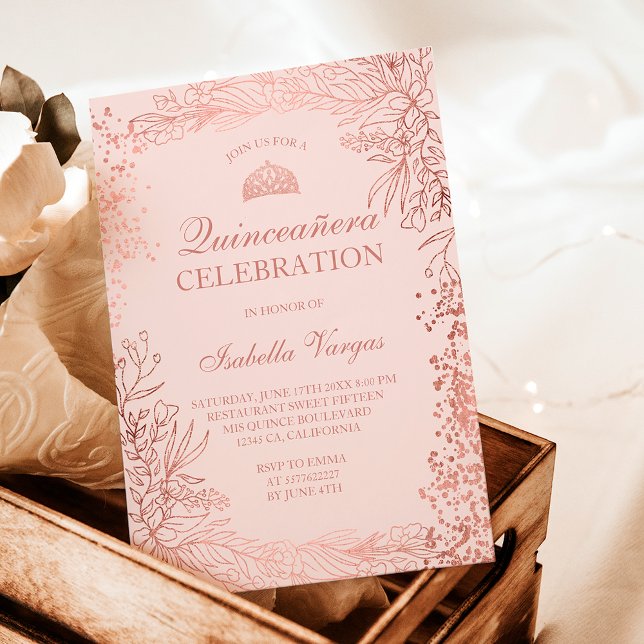 Invitation Jeu de fleurs d'or rose Tiara chic Quinceañera (Rose gold floral blush Tiara chic Quinceañera Invitation)