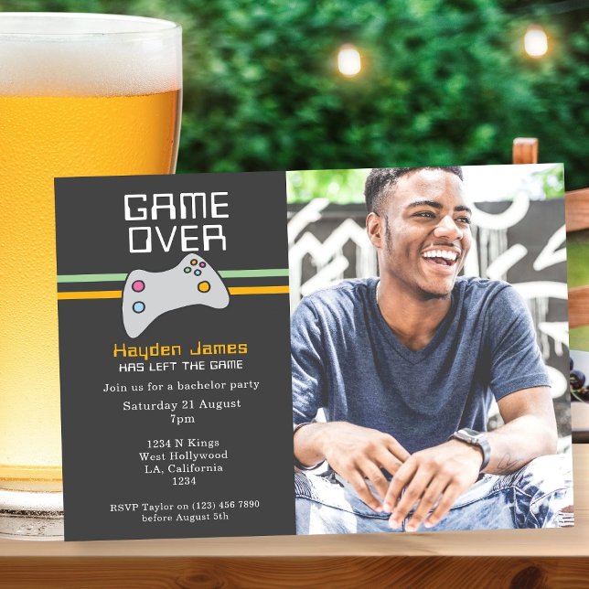 Invitation Jeu Vidéo Ordinateur Sur La Partie De Batchelor (Computer Video Game Over Batchelor Party Invitation by Ricaso. Groom to be fun party invites)
