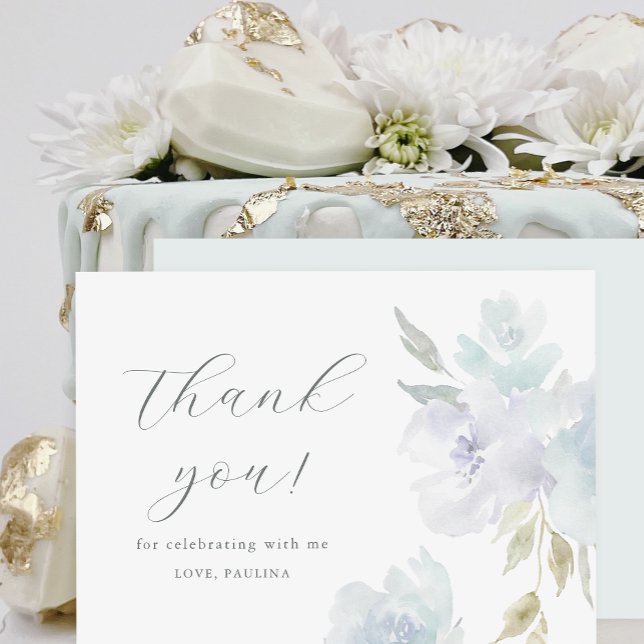 Invitation Joli bleu Floral Anniversaire Quinceañera Merci (This pretty quinceanera thank you card includes pastel watercolor flowers and elegant calligraphy)