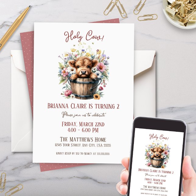 Invitation Joli Fleur sauvage Highland Vache ferme animal Ann (Cute baby highland cow birthday party invitation with wildflowers in vintage wooden bucket)