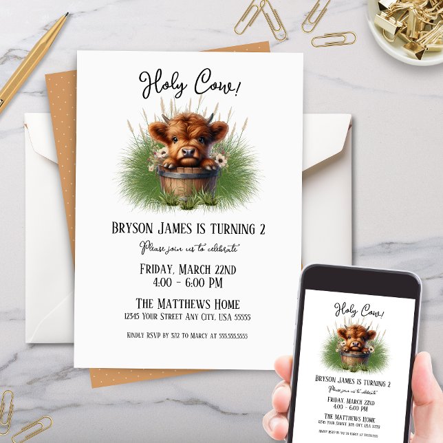 Invitation Joli Genre Neutre Highland Vache ferme Animal Part (cute highland cow theme baby birthday party invitation with grass and wooden pail for any age)