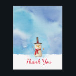 Invitation Joli Noël Snowman brandissant du Merci<br><div class="desc">Un carte de remerciements de vacances avec une jolie illustration de bonhomme de neige. Il porte un casquette de fourche noir, tient une pipe à base de maïs classique et porte une écharpe rouge. Debout dans la neige blanche et froide, souriant et saluant. L'arrière - plan est composé d'un ciel...</div>