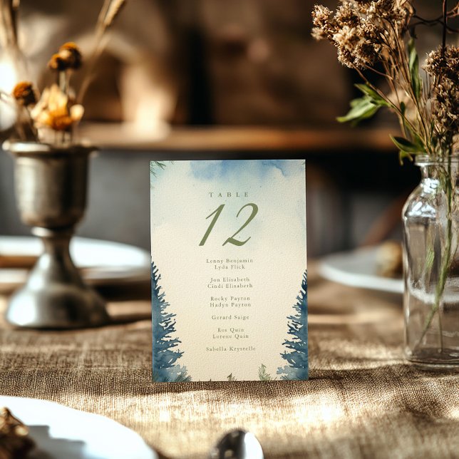 Invitation Joli tableau des sièges verts des pins d'hiver (Serene watercolor forest design with misty evergreens framing the table number card.)