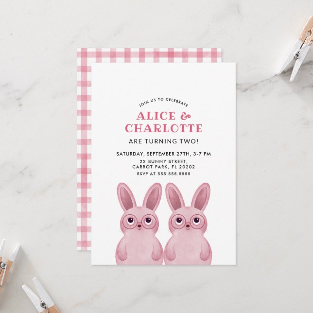 Invitation Jumeaux Bunny Anniversaire avec lunettes roses, (Devant/Arrière en situation)